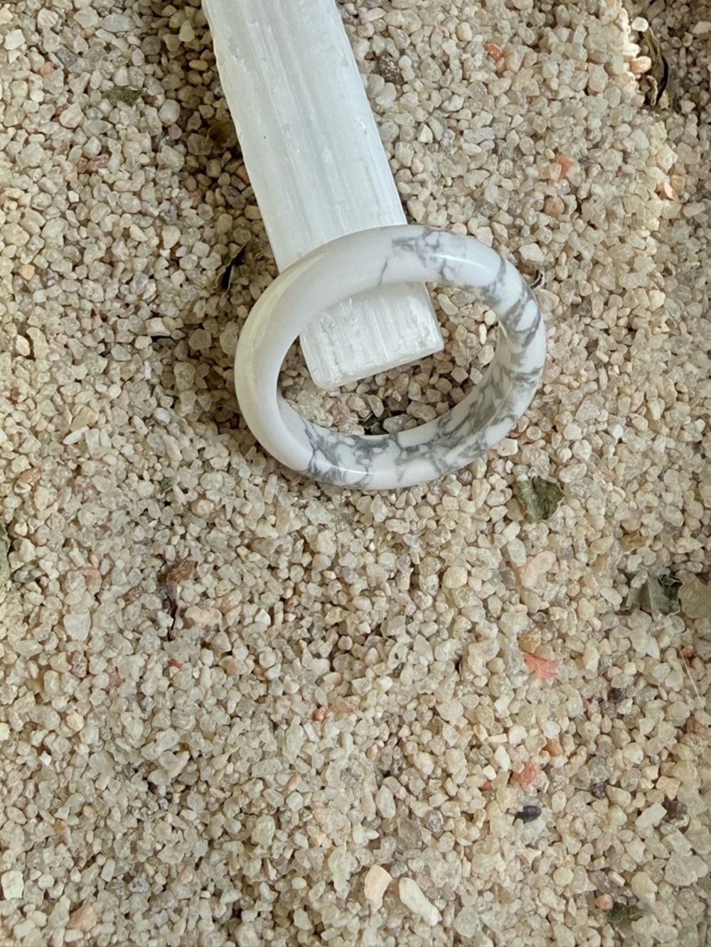 White Marble-Effect HOWLITE Ring